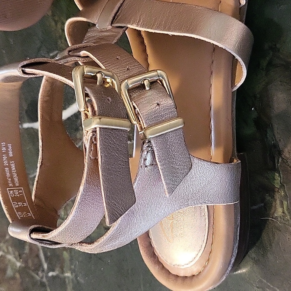 CUTE GOLDEN ANKLE SANDALS.  7.5 - Picture 6 of 6
